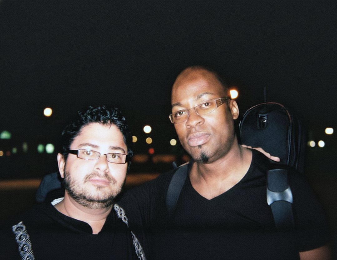Yan Kayary con Lionel Loueke, de noche, al aire libre