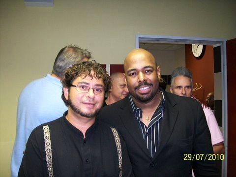 Yan Kayary con Christian McBride, en un pasillo con otras personas al fondo