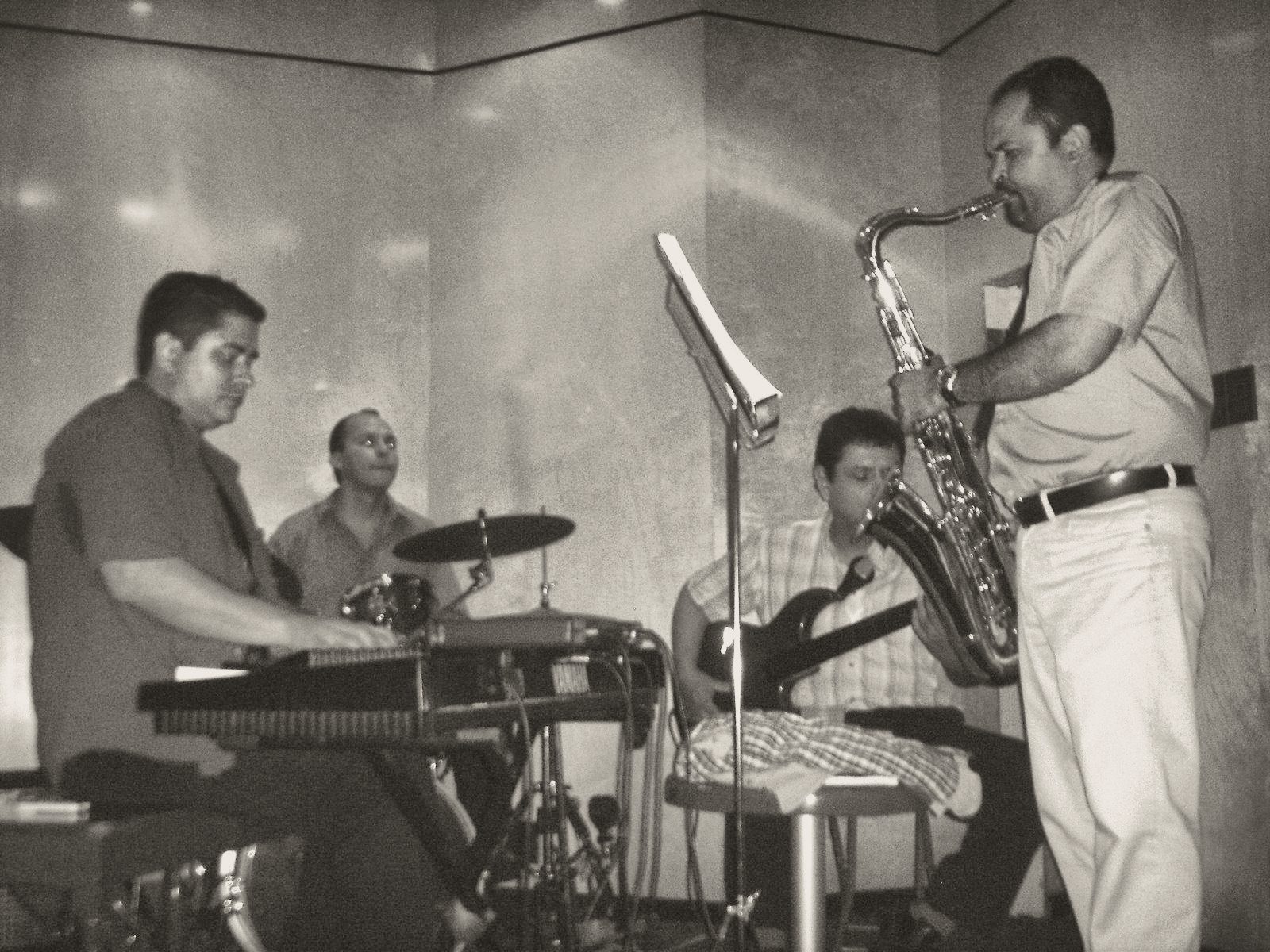 Yan al teclado con saxofón, bajo y batería